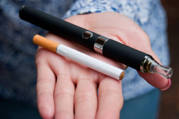 Thuốc lá điện tử được nhiều người dùng với mục đích thay thế thuốc lá truyền thống
